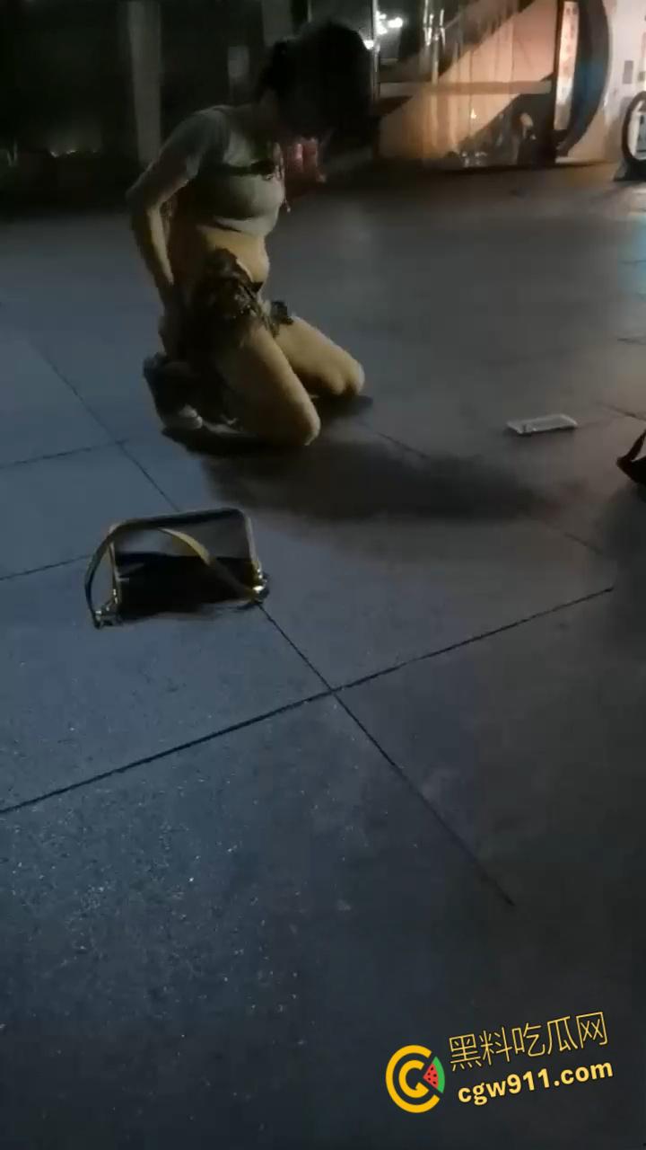 最佳损友一美女喝多了,竟旁若无人脱下牛仔短裙,直接随地大小便,这小翘臀也是又大又白!-2