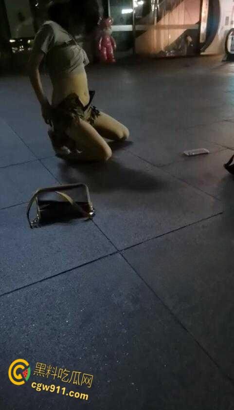 最佳损友一美女喝多了,竟旁若无人脱下牛仔短裙,直接随地大小便,这小翘臀也是又大又白!-4