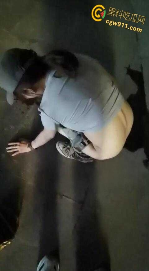 最佳损友一美女喝多了,竟旁若无人脱下牛仔短裙,直接随地大小便,这小翘臀也是又大又白!-6