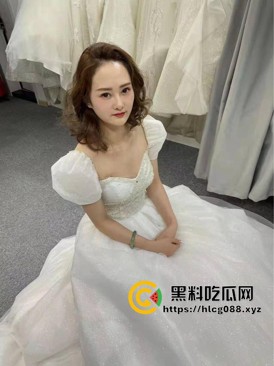 沈阳美容师【马丽丽】婚后不到一年骚翻天,眼罩一戴被单男操得浪叫连连,绿帽老公还他妈投稿炫耀!-5