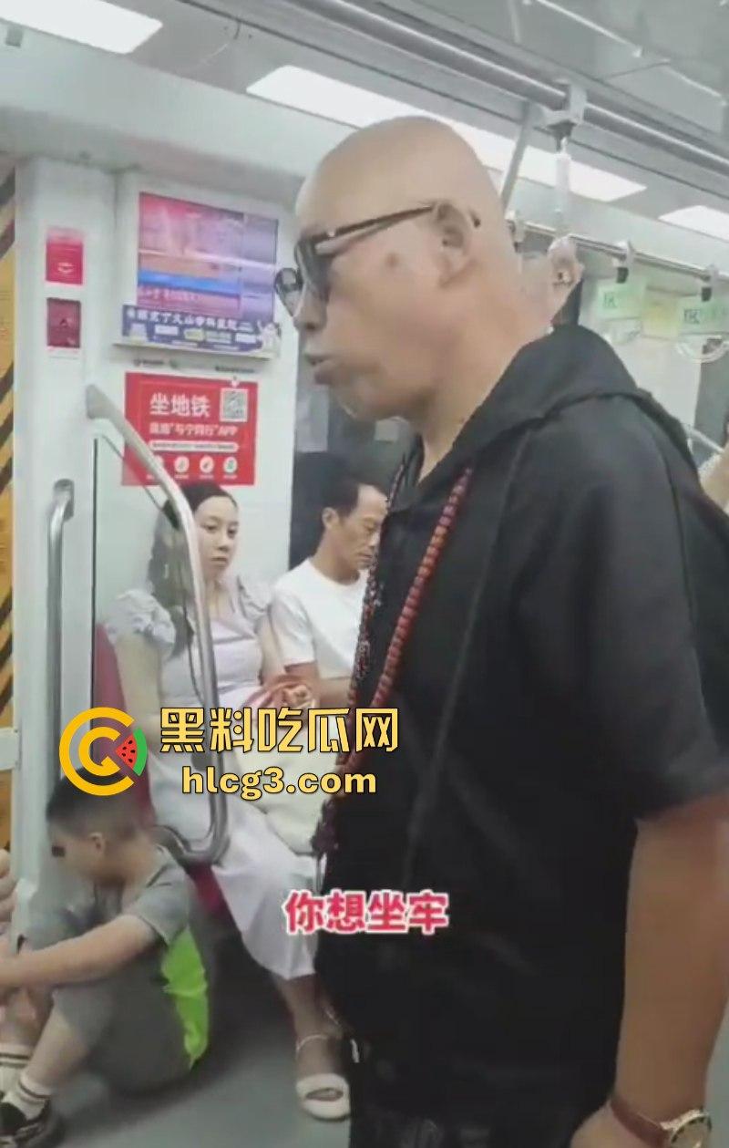小伙脸伸过来我打一巴掌给你2万!江苏南京一位光头老汉地铁上强行让小伙子让座!-3