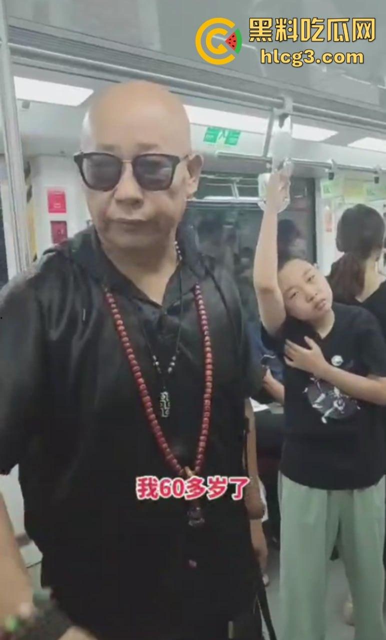 小伙脸伸过来我打一巴掌给你2万!江苏南京一位光头老汉地铁上强行让小伙子让座!-7