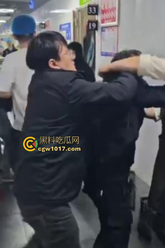 商家出餐3小时外卖小哥迟到餐被抢光，送餐小哥兽性大发殴打女店员，商家怒吼“你早干嘛去了”！-2