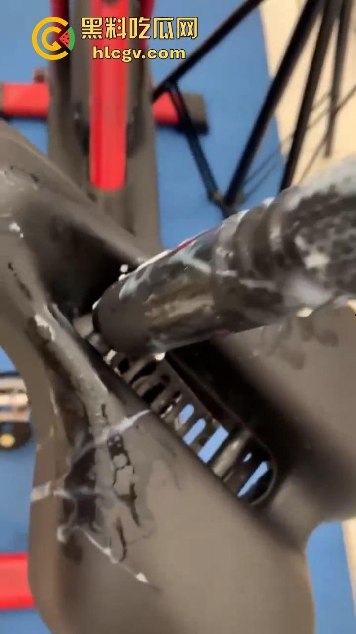 女主播【娇娇】真空献逼示范自动肉棒单车 淫水白浆直播间秒封禁-2