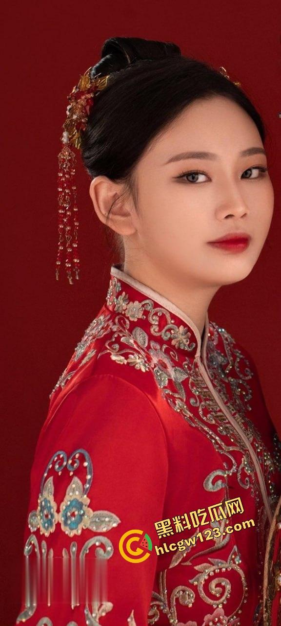 长沙『孙悦』结婚当天跟绿帽老公玩3P到天亮,婚纱白裙湿成奶油布丁,前男友肏完老公舔干!-2