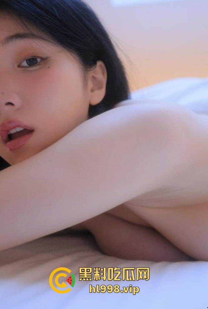 韩国爆乳妹【妍雨】惊艳亮相！西瓜配西瓜奶，胸大得美如画，纯天然还是科技产物？-35