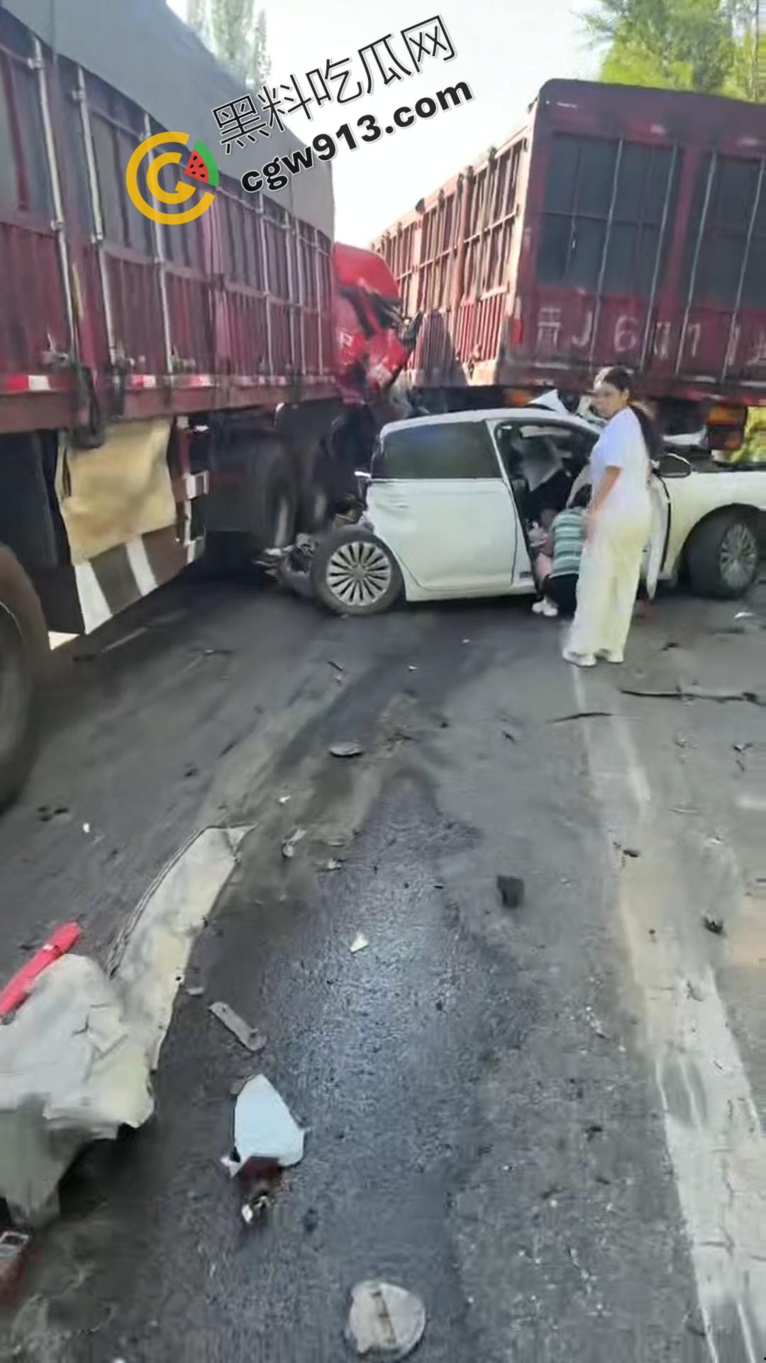 疲劳驾驶酿惨祸!陕西榆林轿车撞毁货车现场,司机当场爆头身亡,晕血者勿入-1