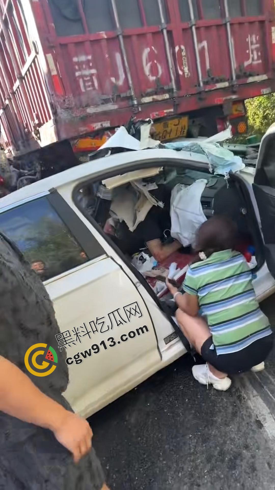 疲劳驾驶酿惨祸!陕西榆林轿车撞毁货车现场,司机当场爆头身亡,晕血者勿入-2