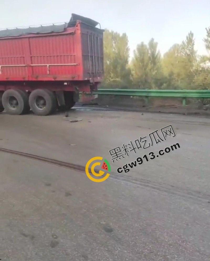 疲劳驾驶酿惨祸!陕西榆林轿车撞毁货车现场,司机当场爆头身亡,晕血者勿入-3