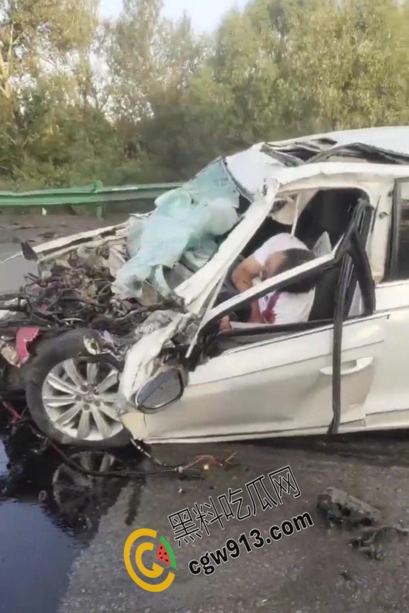疲劳驾驶酿惨祸!陕西榆林轿车撞毁货车现场,司机当场爆头身亡,晕血者勿入-4