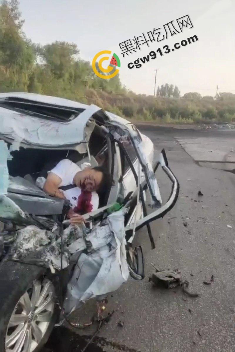 疲劳驾驶酿惨祸!陕西榆林轿车撞毁货车现场,司机当场爆头身亡,晕血者勿入-5