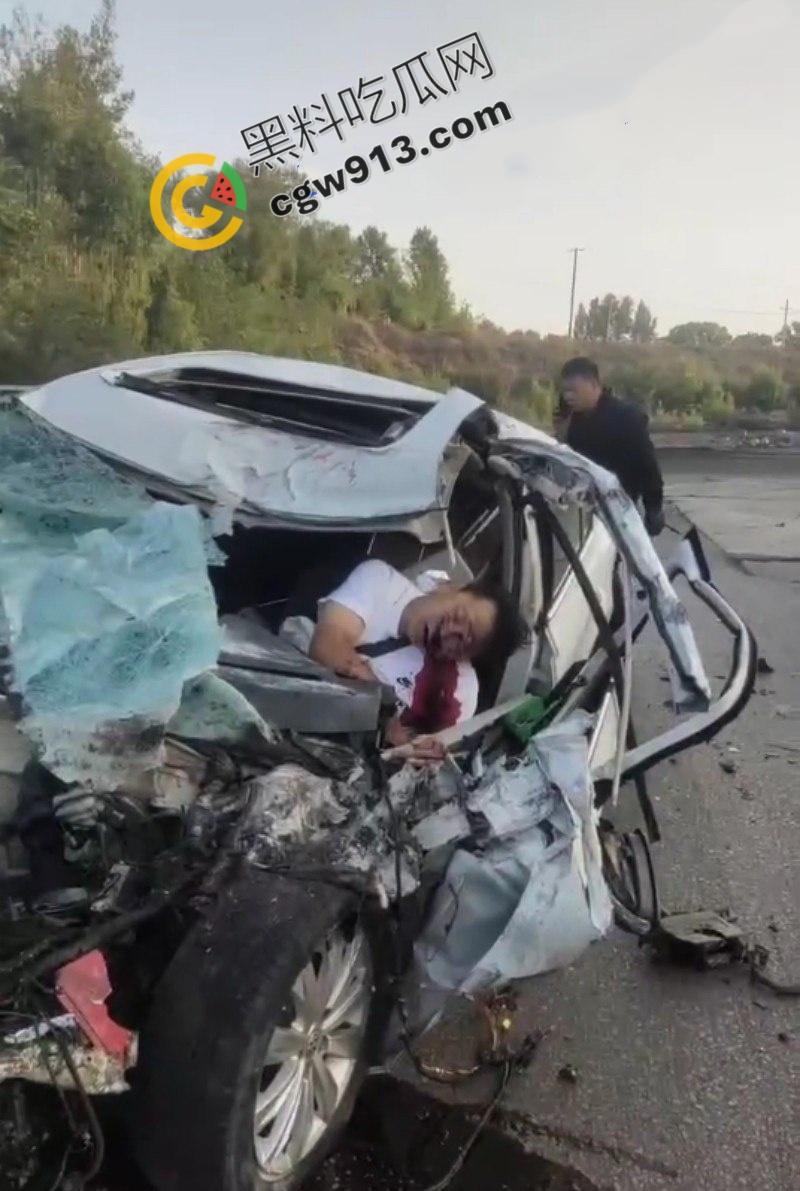 疲劳驾驶酿惨祸!陕西榆林轿车撞毁货车现场,司机当场爆头身亡,晕血者勿入-6