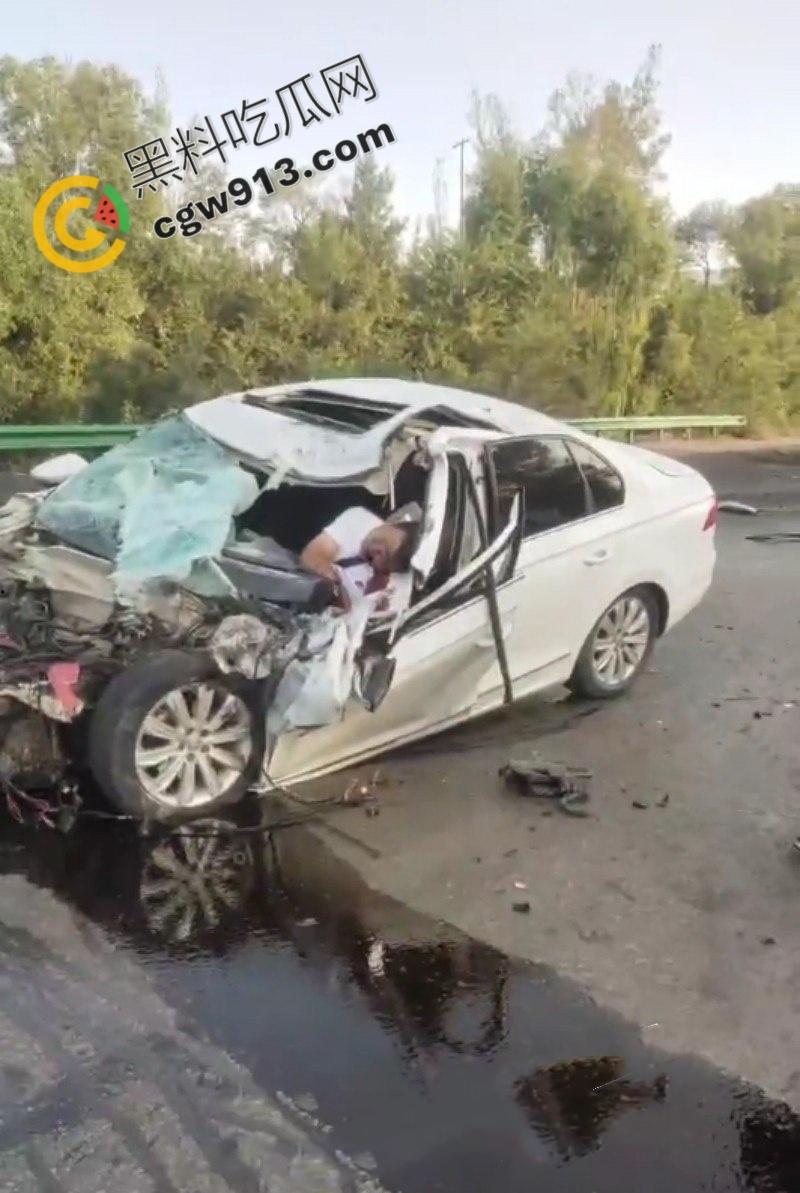 疲劳驾驶酿惨祸!陕西榆林轿车撞毁货车现场,司机当场爆头身亡,晕血者勿入-8