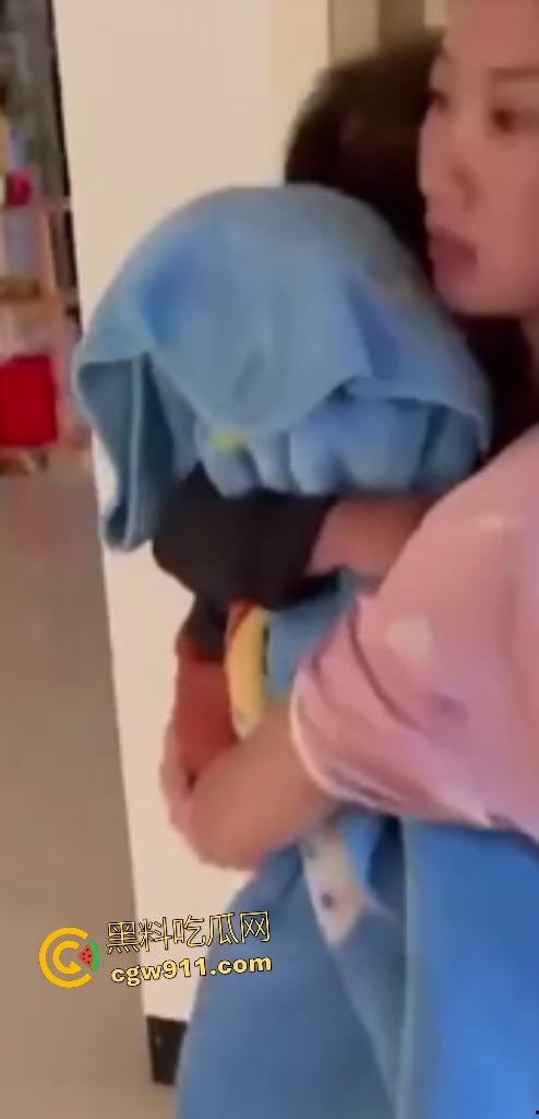 广东水管工小三修水龙头,修到床上操人妻,丈夫出门又返回家中抓奸情,老婆抱着儿子偷情被骂贱货!-4