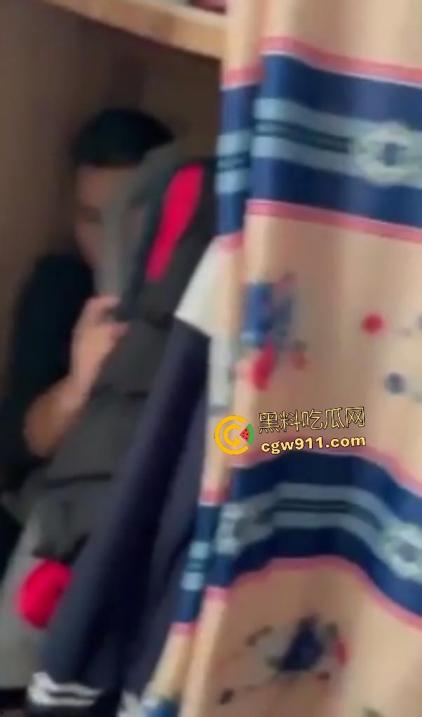 广东水管工小三修水龙头,修到床上操人妻,丈夫出门又返回家中抓奸情,老婆抱着儿子偷情被骂贱货!-8