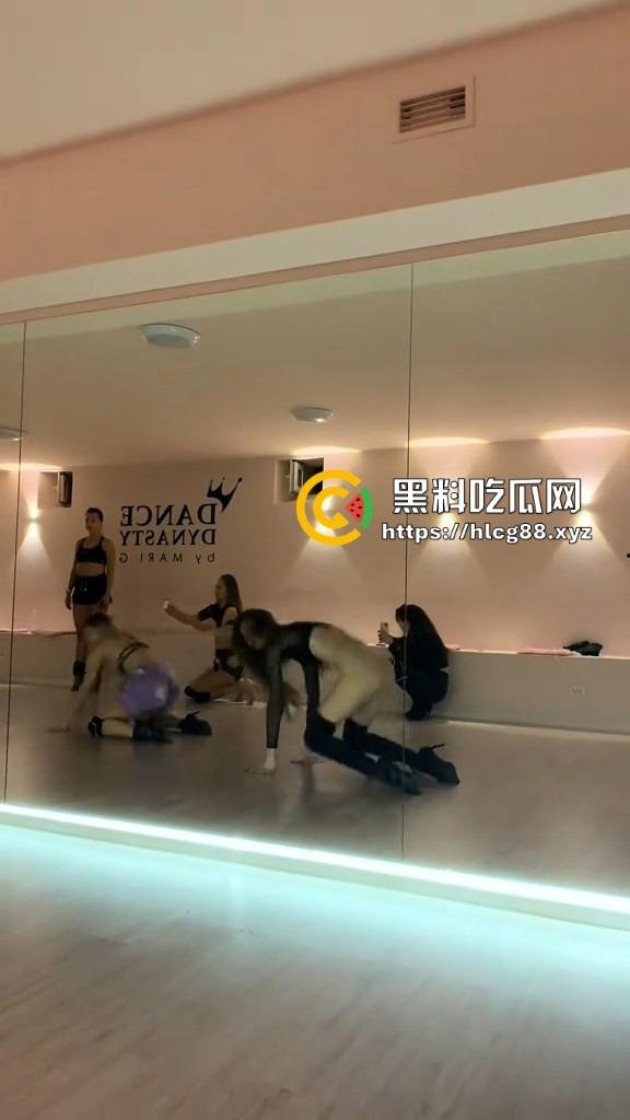 洋马外围下面光着练腰扭屁股，全自动操机啪啪炸，一般鸡巴顶不住进去就是秒，怪不得2次起步！-5