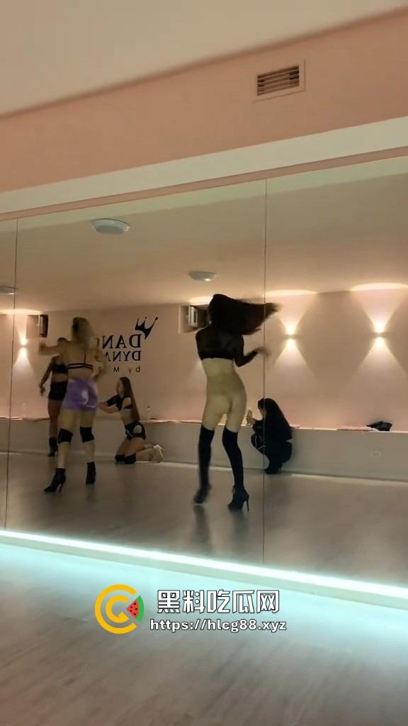 洋马外围下面光着练腰扭屁股，全自动操机啪啪炸，一般鸡巴顶不住进去就是秒，怪不得2次起步！-6