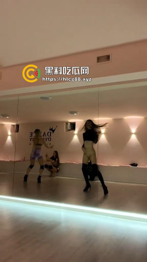 洋马外围下面光着练腰扭屁股，全自动操机啪啪炸，一般鸡巴顶不住进去就是秒，怪不得2次起步！-9