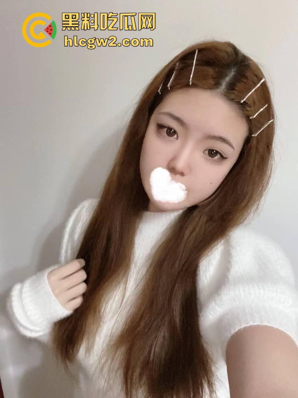 独家爆料！26岁母狗女友【孟可心】夜宿不归 长款毛衣显腿长，肥臀粉嫩鲍水嫩得想直接顶进去看得人想狠干！-3