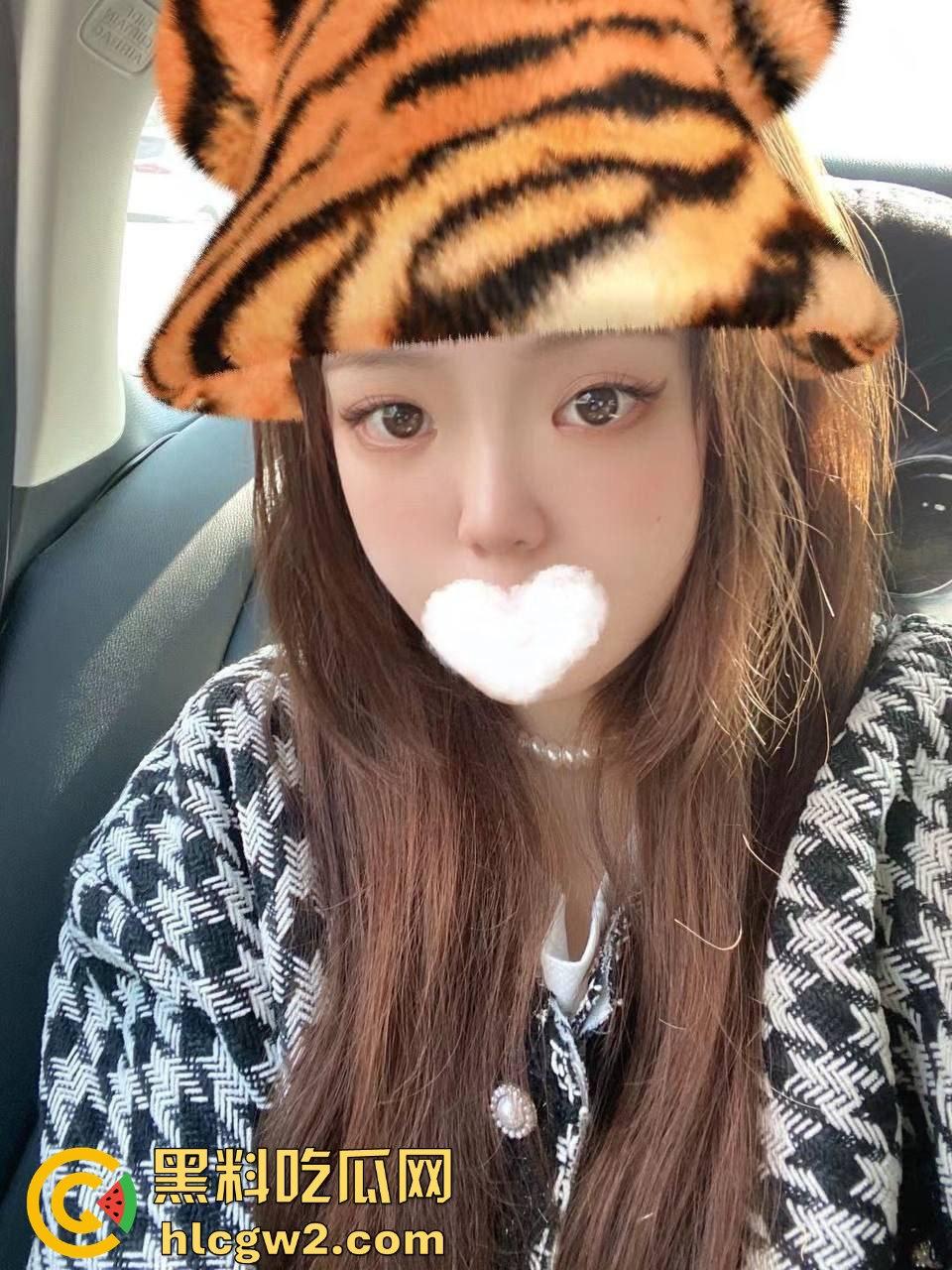 独家爆料！26岁母狗女友【孟可心】夜宿不归 长款毛衣显腿长，肥臀粉嫩鲍水嫩得想直接顶进去看得人想狠干！-9