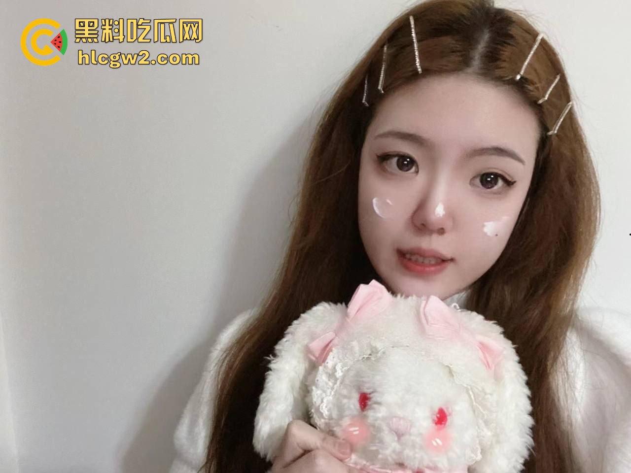 独家爆料！26岁母狗女友【孟可心】夜宿不归 长款毛衣显腿长，肥臀粉嫩鲍水嫩得想直接顶进去看得人想狠干！-10