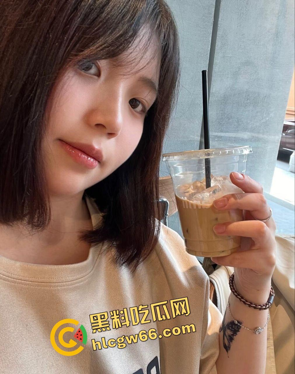 湖州刚毕业小学妹『宋雪』骚逼巨乳肥臀坐下去能把鸡巴夹爆，跪舔口交被偷拍，摇臀浪得小哥直接颜射满脸！-3