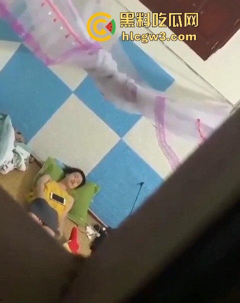 学姐宿舍变成人间春宫, 抠逼自慰闭眼幻想被猛操，高潮抽搐喷汁，偷拍视频直冲你的G点！-9