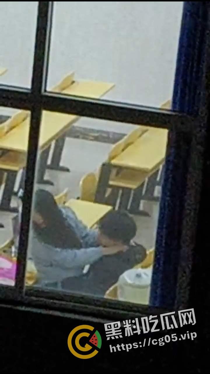 石家庄工程学院情侣教室内直接口交 被同学偷拍曝光到网上 年轻人就是喜欢随时随地来一炮-4
