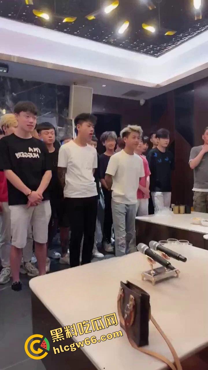 抖音大瓜之重生之我被绑到缅北当鸭子失踪人口壮壮哥哥回归，被卖去红楼当鸭天天让富婆操得不想回来！-9