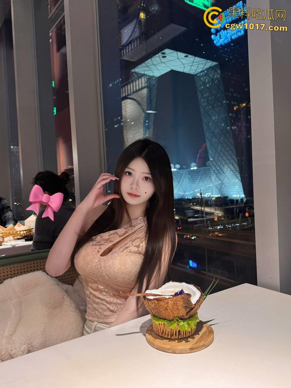 巨乳女儿终于放假了，穿着性感吊带求擦，摸两下就淫水泛滥，蹭蹭不进去还发脾气，被女儿疯狂骑乘缴械内射 ！-1