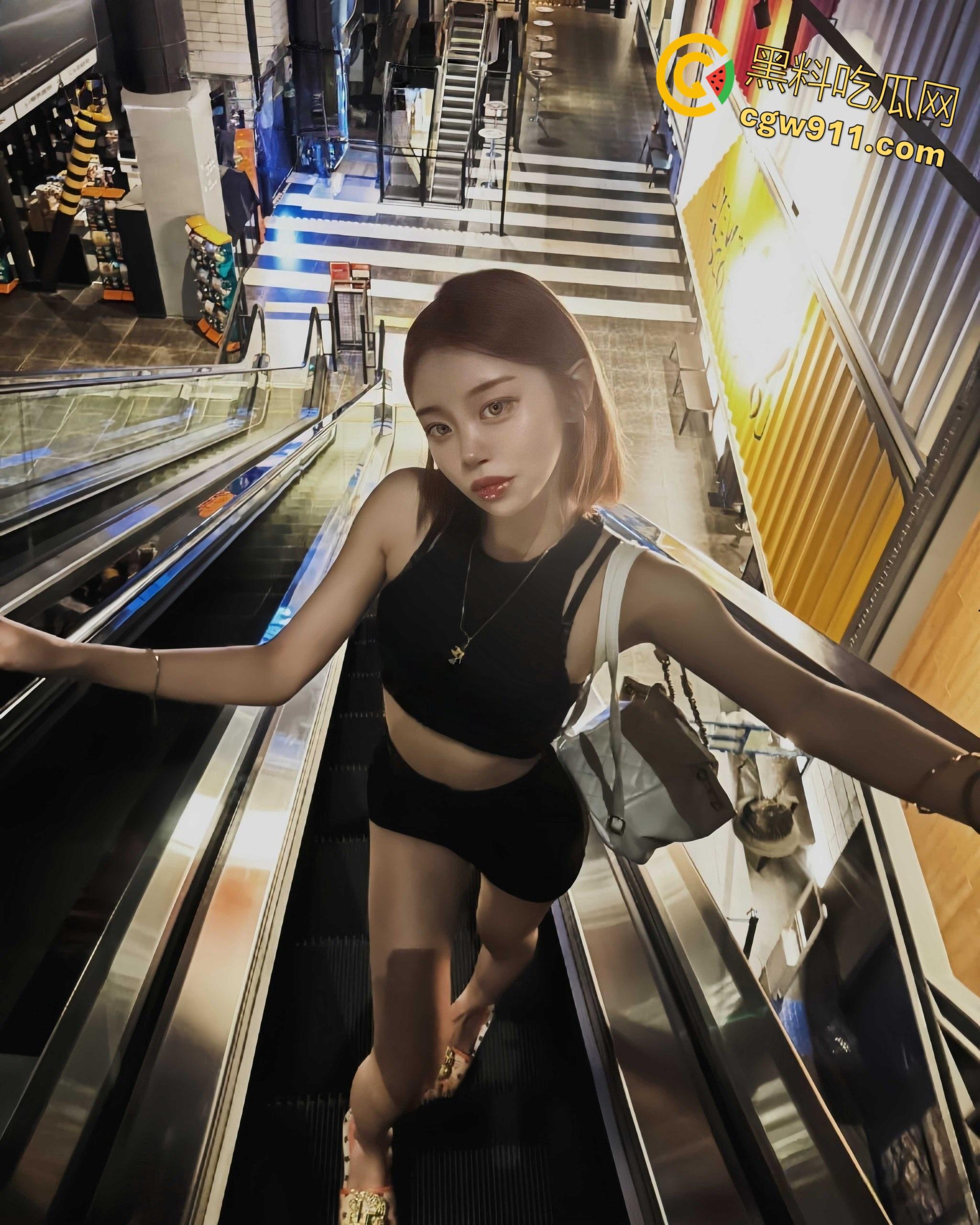 江浙沪假名媛大学生，骚母狗勾搭富二代失败被嘲笑，温泉酒店全裸泳装自拍，扒开珍珠丁字裤骑乘自慰！-3