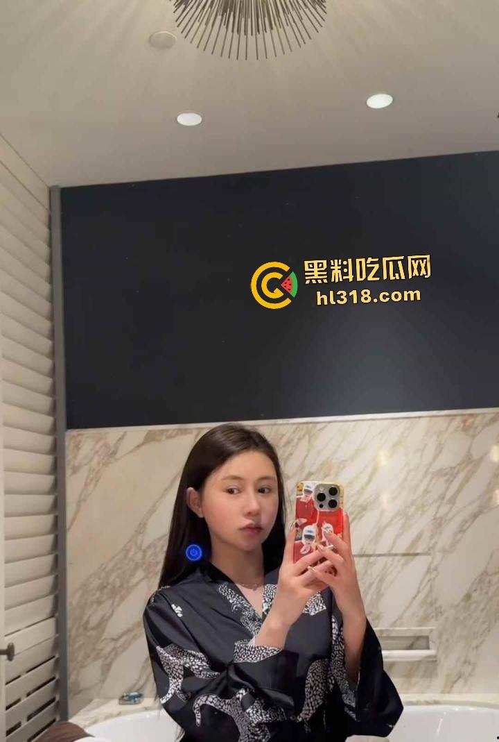 抖音【DA喜儿】高颜女神表面医美买衣，实则卖逼拍自慰视频，用金主送的避孕套塞逼里搅和！-2