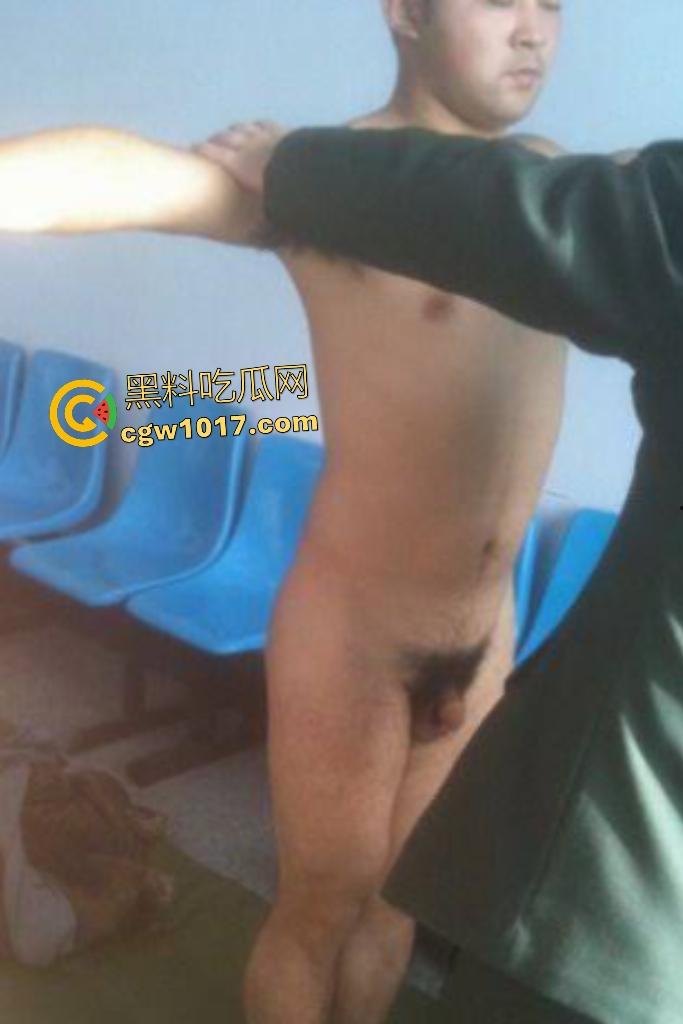 大学征兵体检，体检官直捅肛门，狐臭汗味成催情香水，体检官闻到都硬了，估计体检官是个gay吧！-2