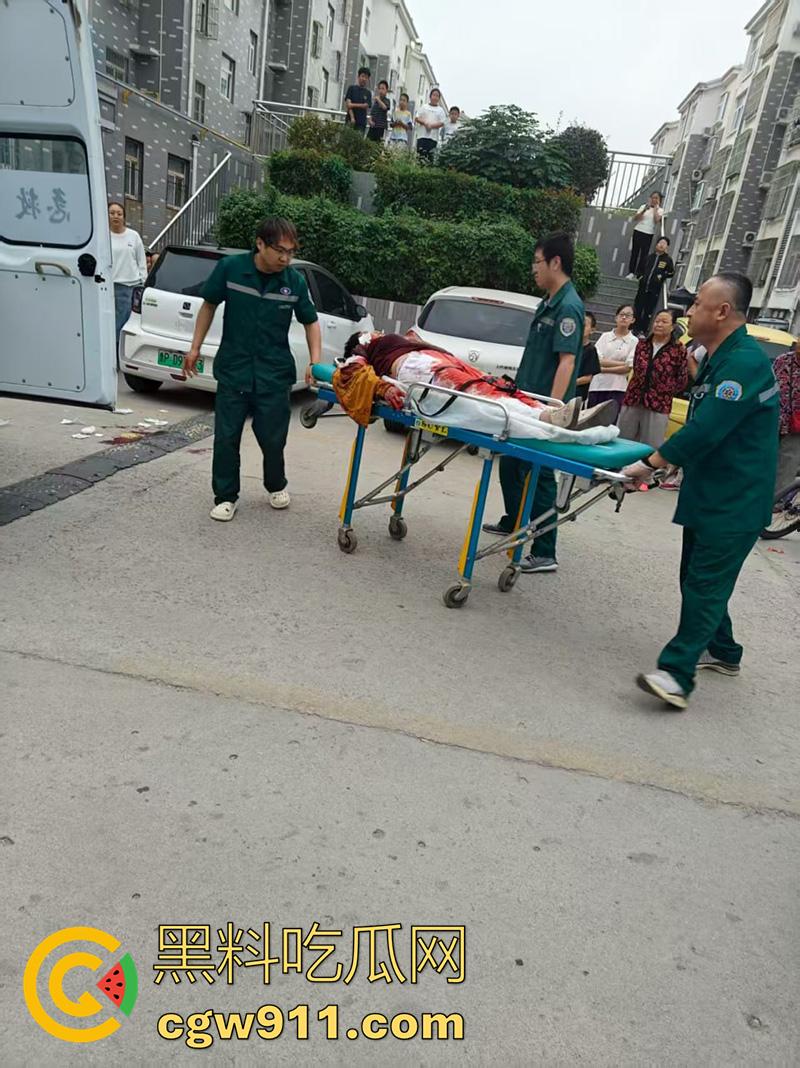 山东聊城老头怒捅邻居老太，两人早已私通，结果老太太又和别人好上了，大爷吃醋动了杀心，太刺激了！-1