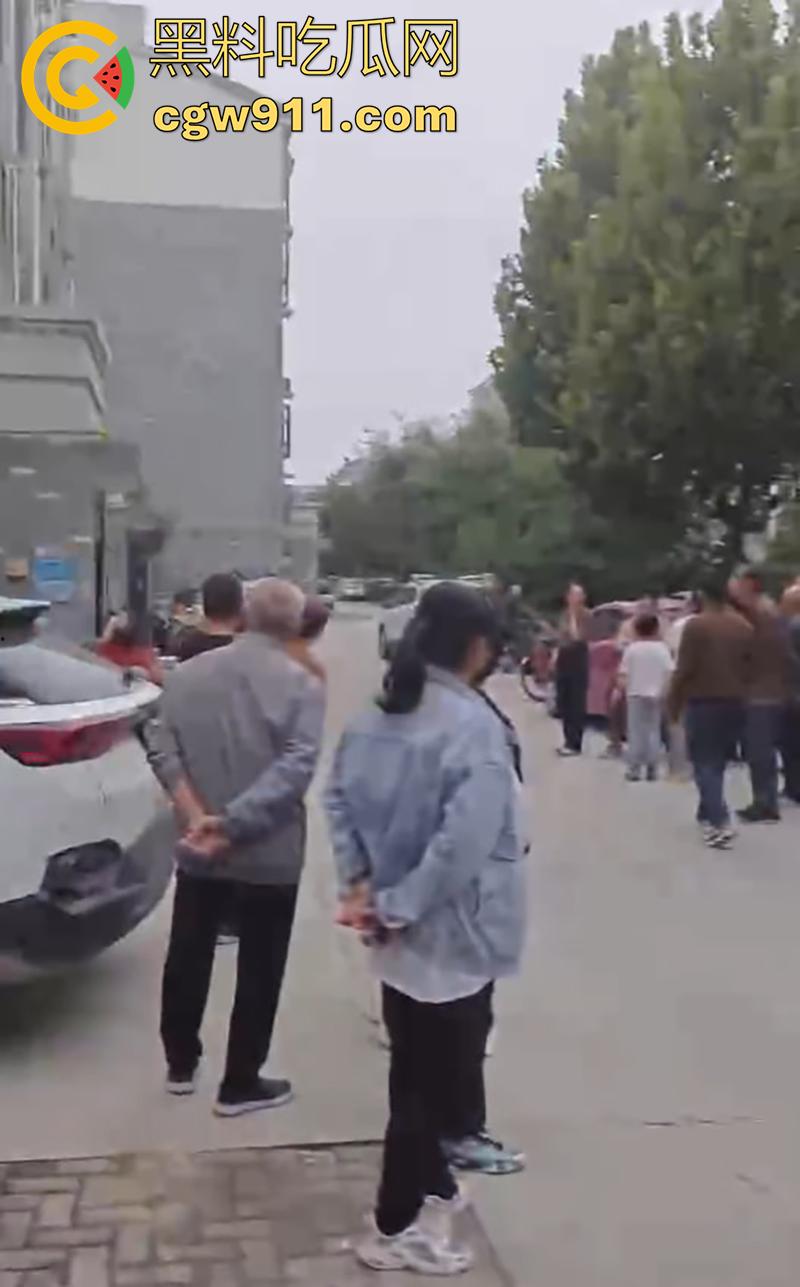 山东聊城老头怒捅邻居老太，两人早已私通，结果老太太又和别人好上了，大爷吃醋动了杀心，太刺激了！-2