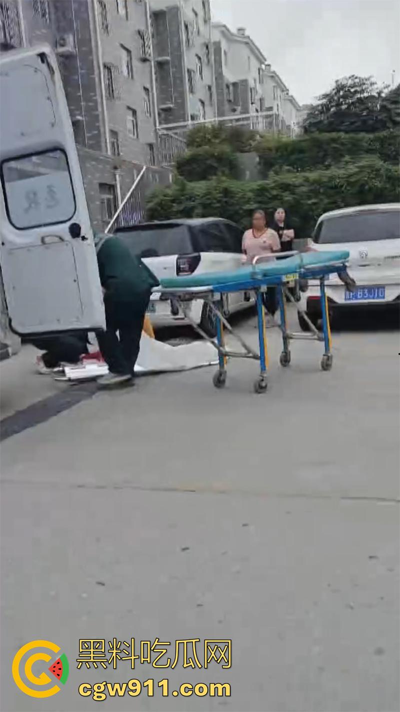 山东聊城老头怒捅邻居老太，两人早已私通，结果老太太又和别人好上了，大爷吃醋动了杀心，太刺激了！-5