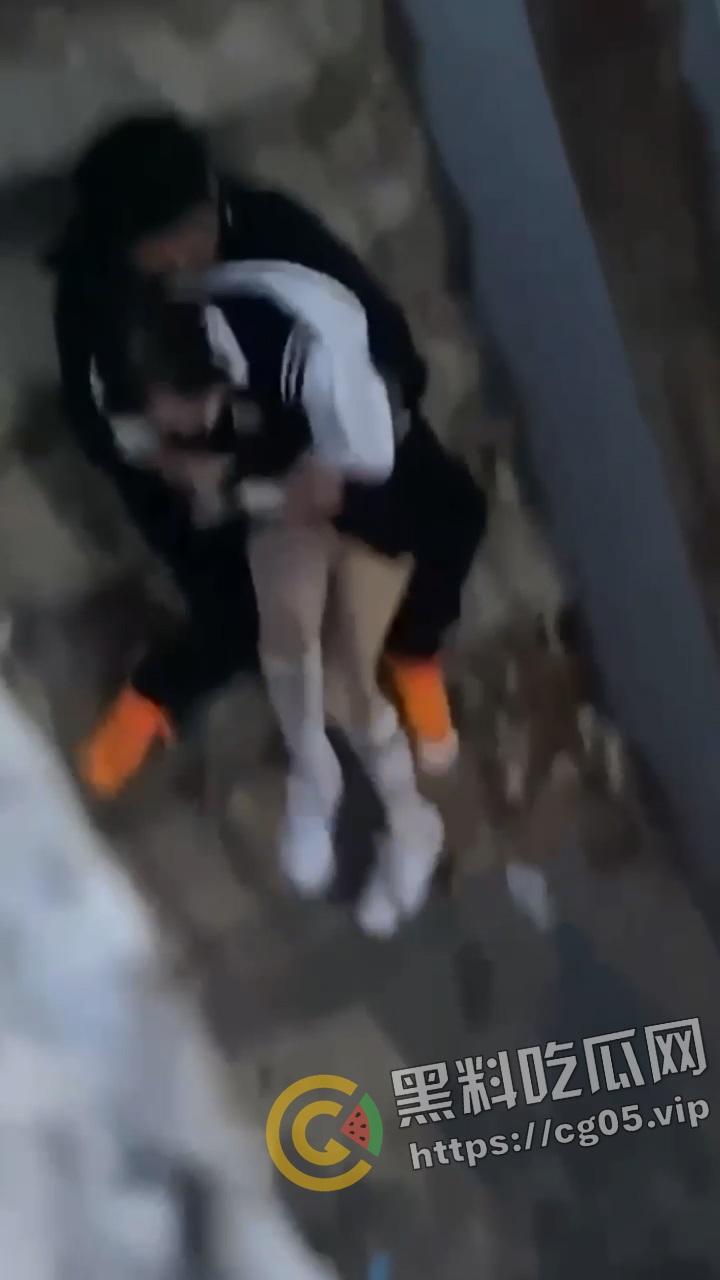 青岛海洋技师学院男女钻小胡同抠逼被偷拍！女生欲拒还迎的样子可太骚了-4