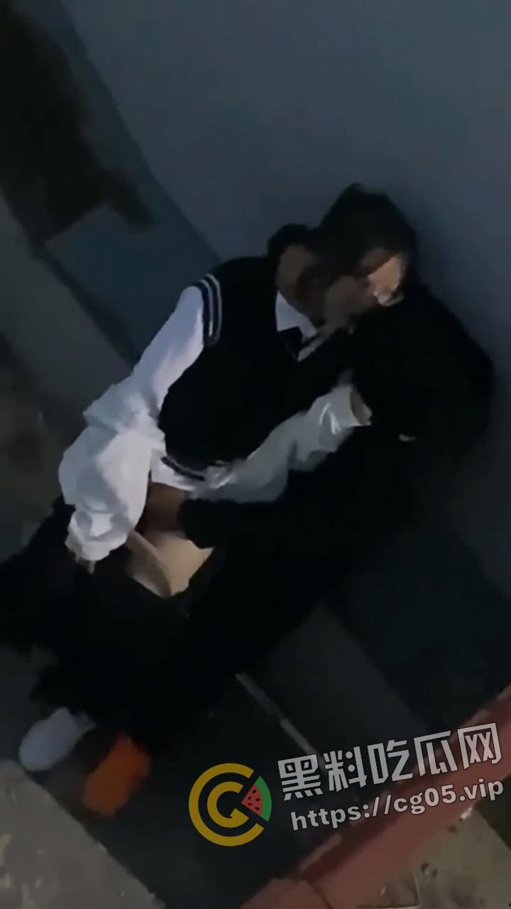 青岛海洋技师学院男女钻小胡同抠逼被偷拍！女生欲拒还迎的样子可太骚了-6