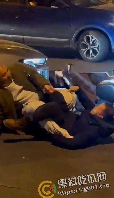 路怒症男子街头对战柔术黑带 反被黑带男技巧性挨打讹了15w 这就是会挨打的含金量-6