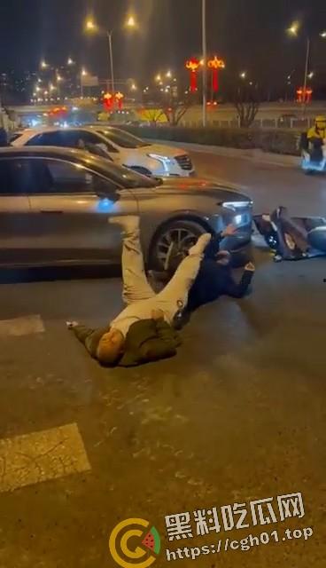 路怒症男子街头对战柔术黑带 反被黑带男技巧性挨打讹了15w 这就是会挨打的含金量-9