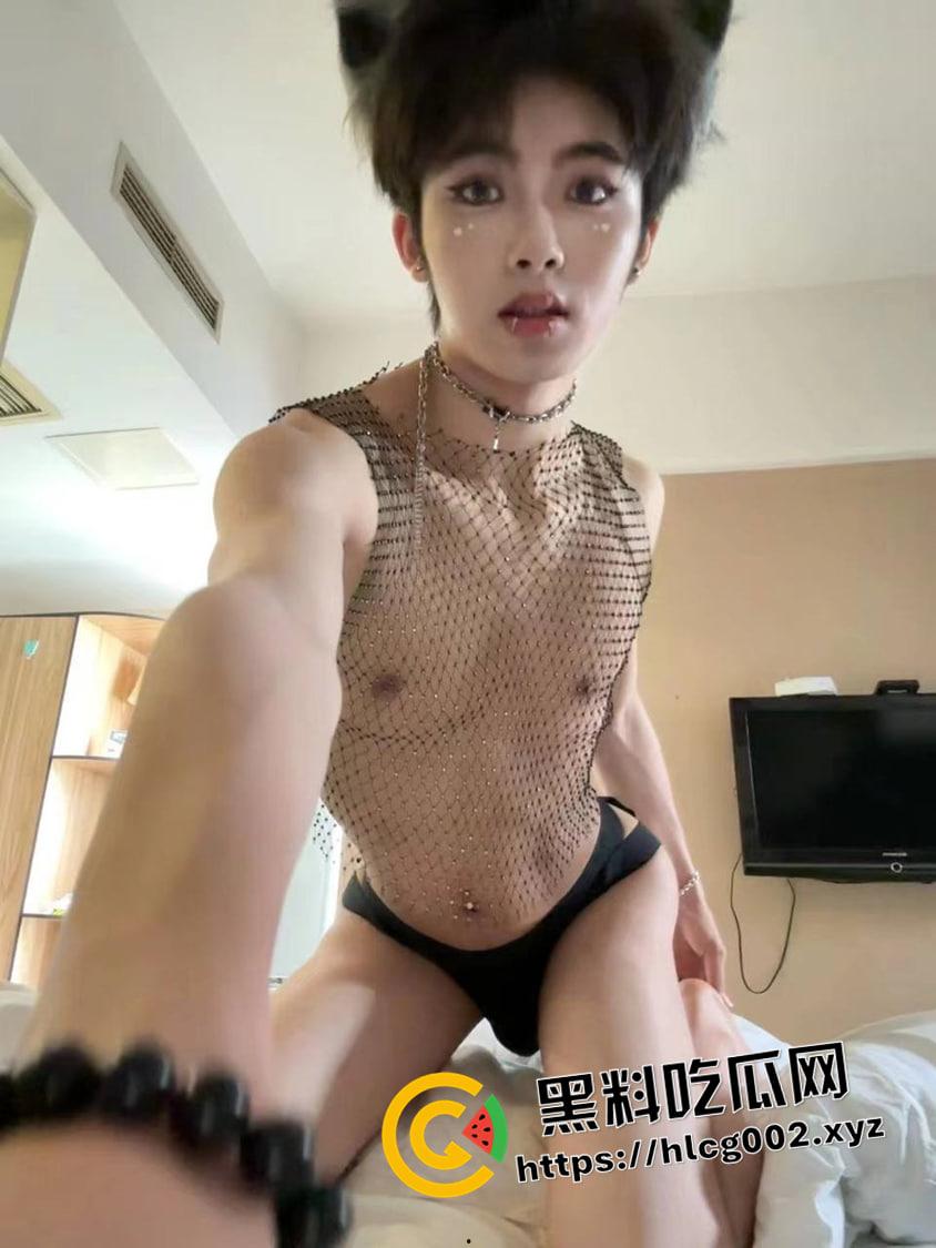 四川师范大学TS【杨佩函】整天穿渔网黑丝 肉便器纹在身上 朋友圈放做爱视频 四川对于男同的接受程度这么高了吗-6