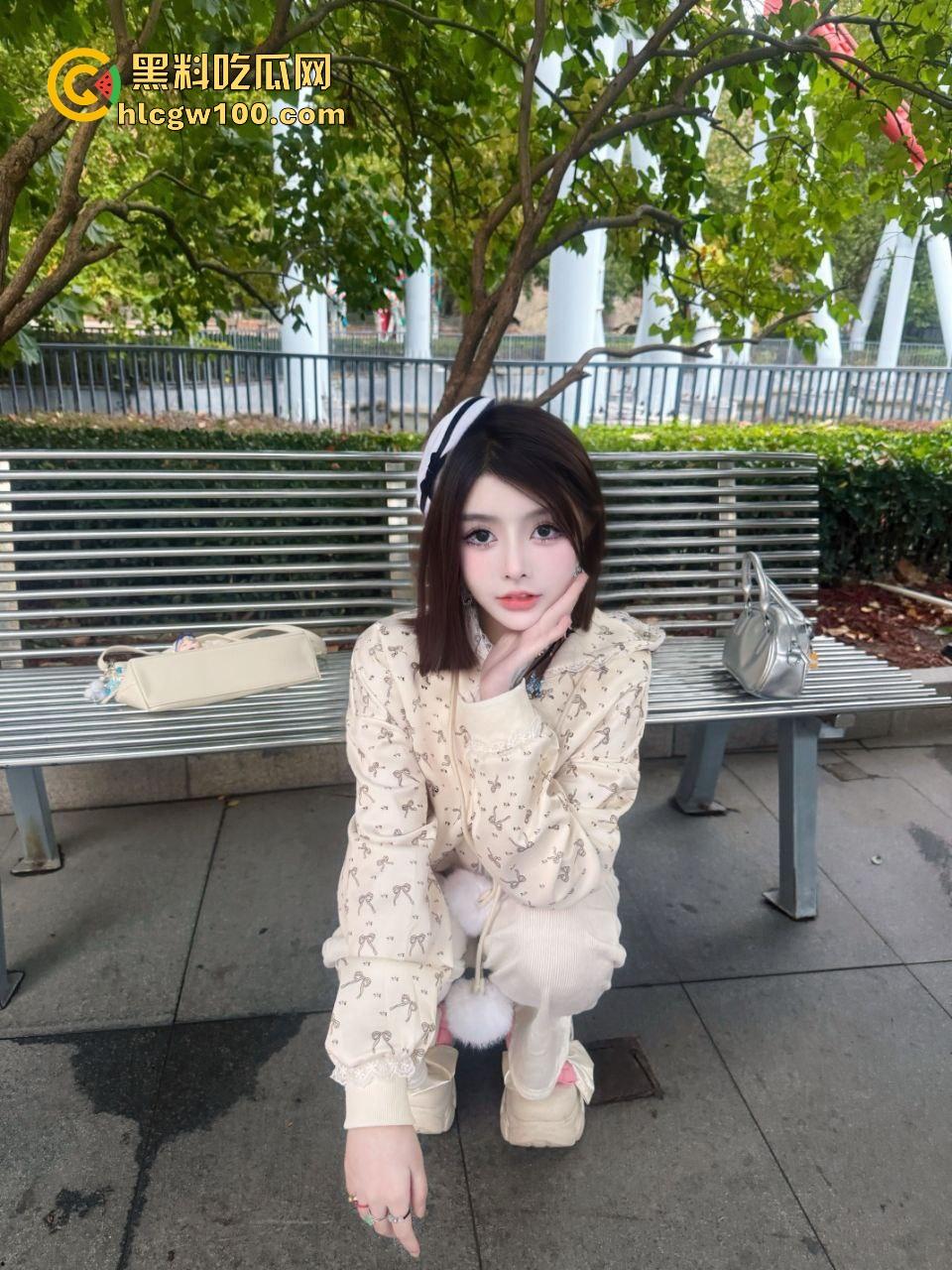 黑丝学生妹深夜KTV包厢学社会大保健，社会混混直接开干，撕黑丝扒短裙爆操，呻吟浪叫堪比午夜DJ！-4