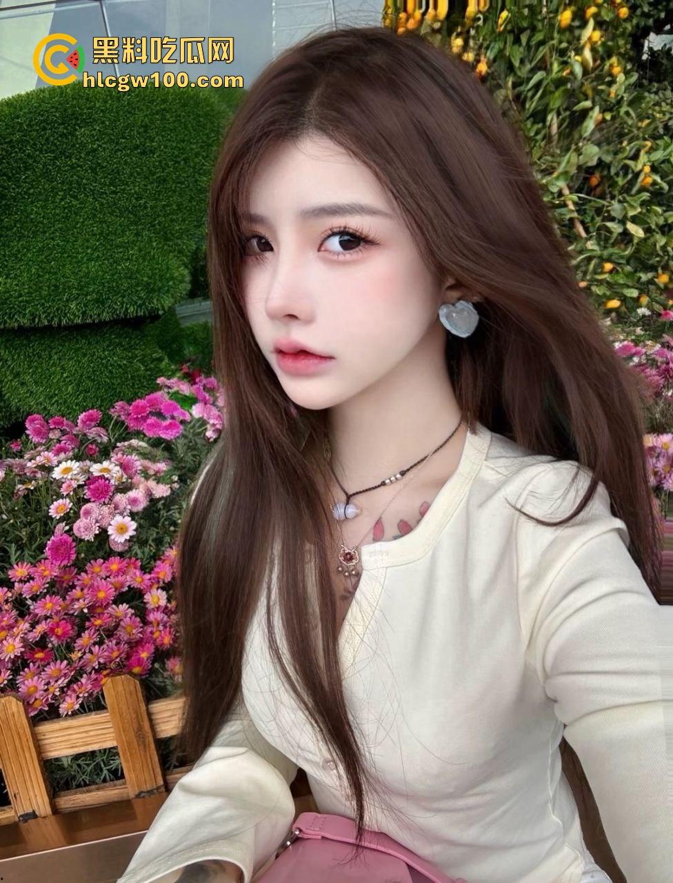 黑丝学生妹深夜KTV包厢学社会大保健，社会混混直接开干，撕黑丝扒短裙爆操，呻吟浪叫堪比午夜DJ！-5