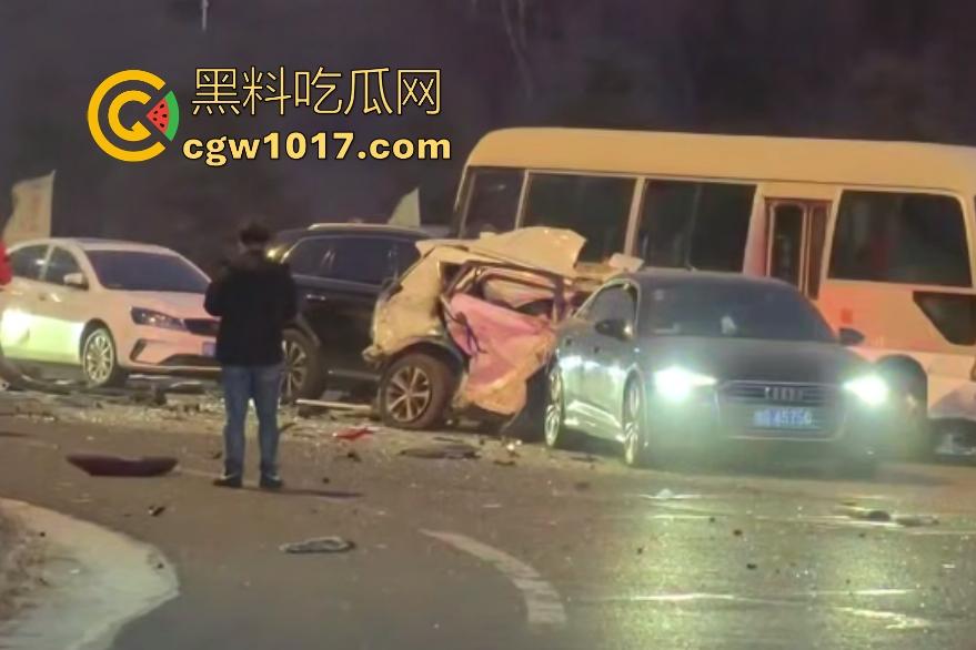 11月20日河北张家口崇礼区重型吊车失控连撞多车，滑雪季雪路结冰使多人受伤，现场就如灾难片！-1