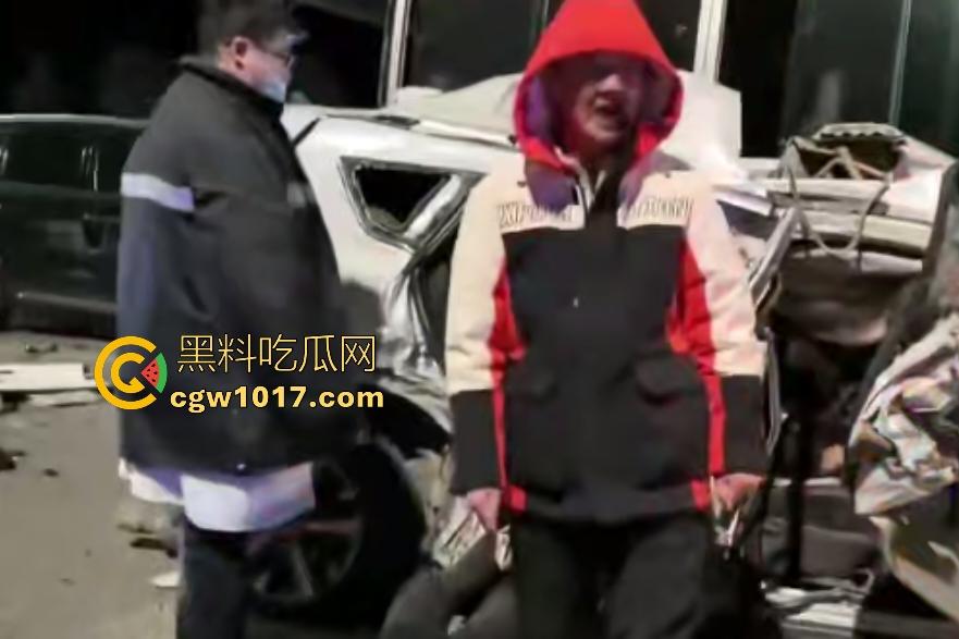 11月20日河北张家口崇礼区重型吊车失控连撞多车，滑雪季雪路结冰使多人受伤，现场就如灾难片！-7