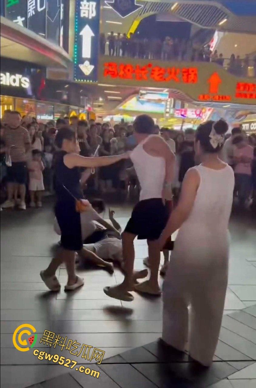 养20年女儿跟别人私奔了，上前理论不料被干倒，老爹颈动脉被打瘫再地，亲情翻车吃瓜群众围观无人劝架!-3