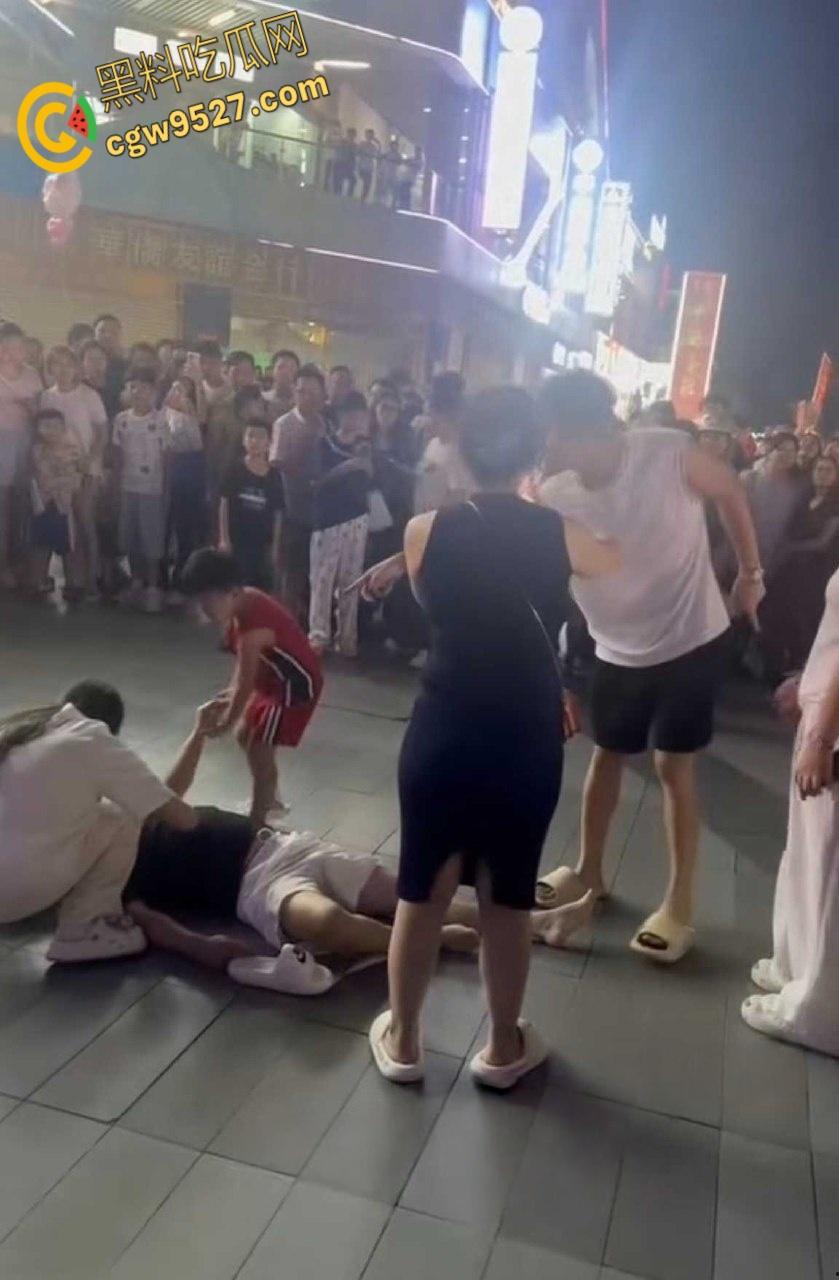 养20年女儿跟别人私奔了，上前理论不料被干倒，老爹颈动脉被打瘫再地，亲情翻车吃瓜群众围观无人劝架!-5