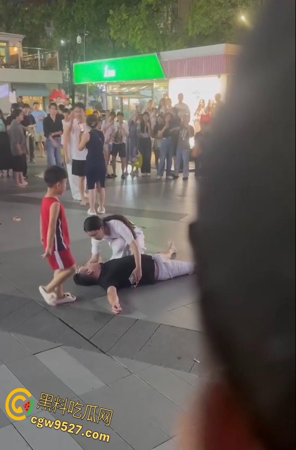 养20年女儿跟别人私奔了，上前理论不料被干倒，老爹颈动脉被打瘫再地，亲情翻车吃瓜群众围观无人劝架!-6