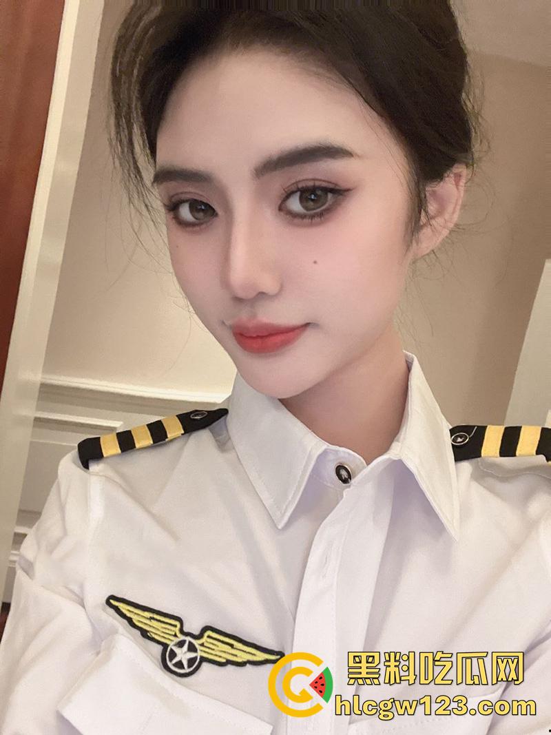 推特长腿御姐【粉了个味】，身材纤细腿长逆天，细腰蜜桃臀完美诱，腿控的兄弟们福利来了！-1