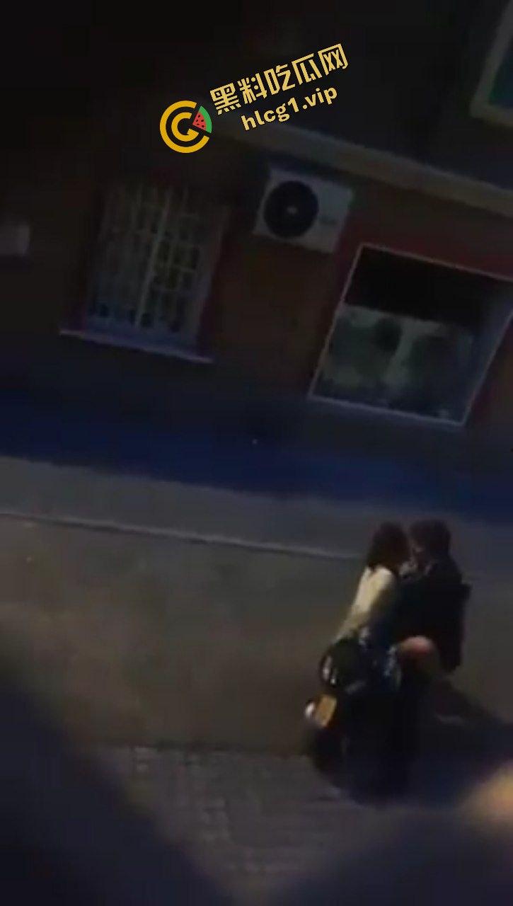 车震自拍偷拍大合集！不是酒店订不起 而是车上更有性价比！全程刺激！-3